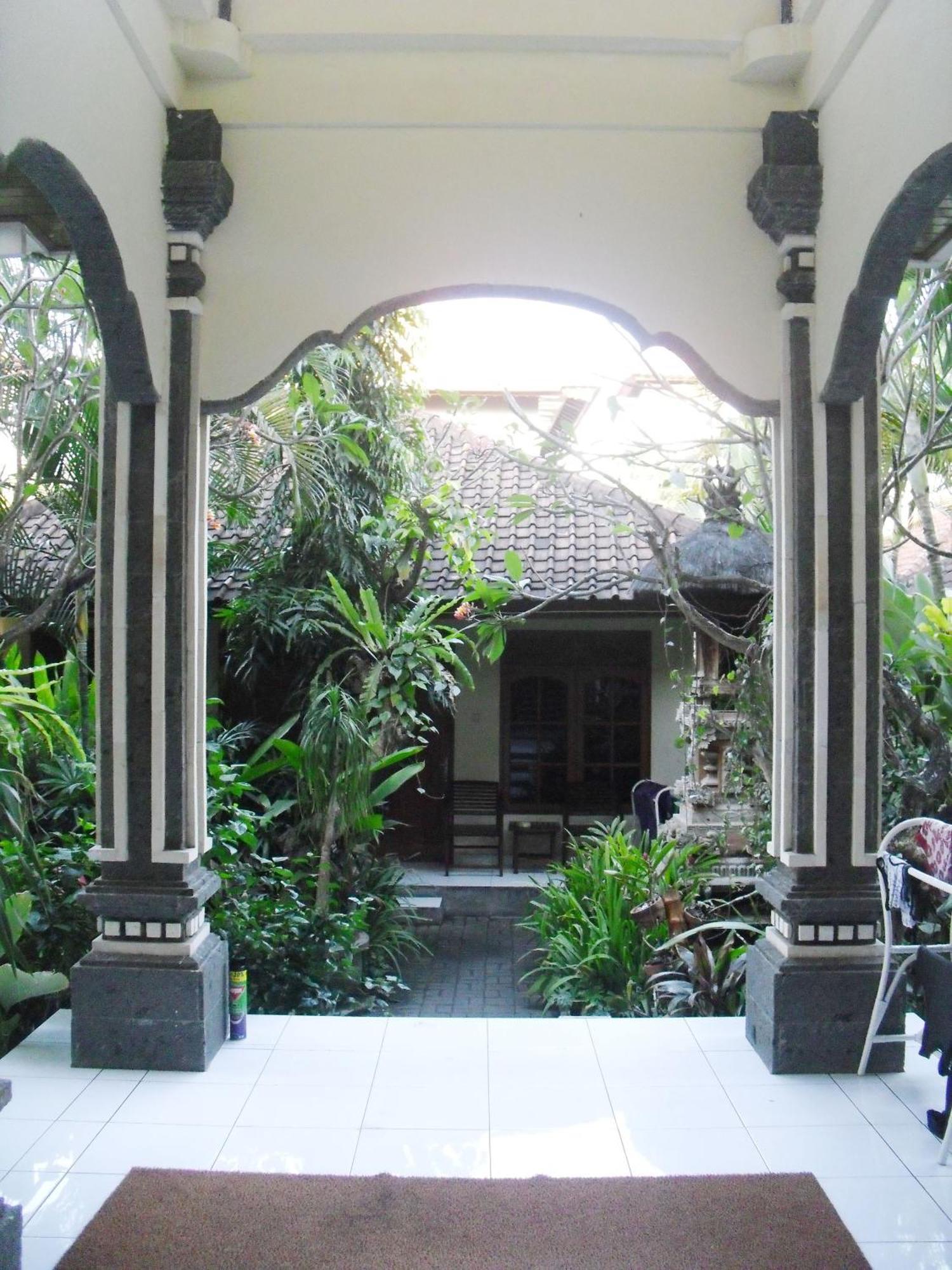 Adus Beach Inn Legian Exteriér fotografie
